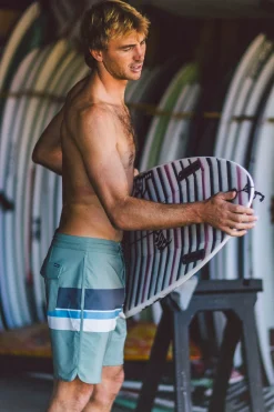 Cruzer Stripe Scallop 18" Boardshorts - Sage | O'Neill